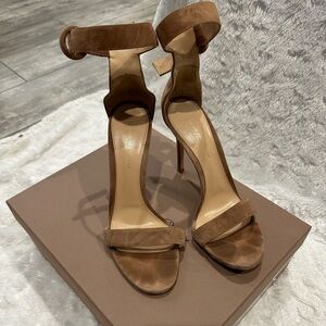 Gianvito Rossi Nude heels